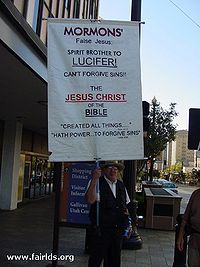 Un manifestante anti-mormón en 10 2002 Conferencia General SUD apela a su lectura de Colosenses para criticar la doctrina mormona.