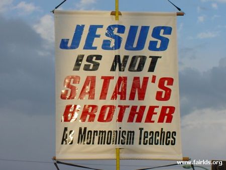  En anti-Mormon plakat på 2004 Mesa Påskekonkurranse røper sin dårlige forståelse av hva "Mormonismen" faktisk lærer.